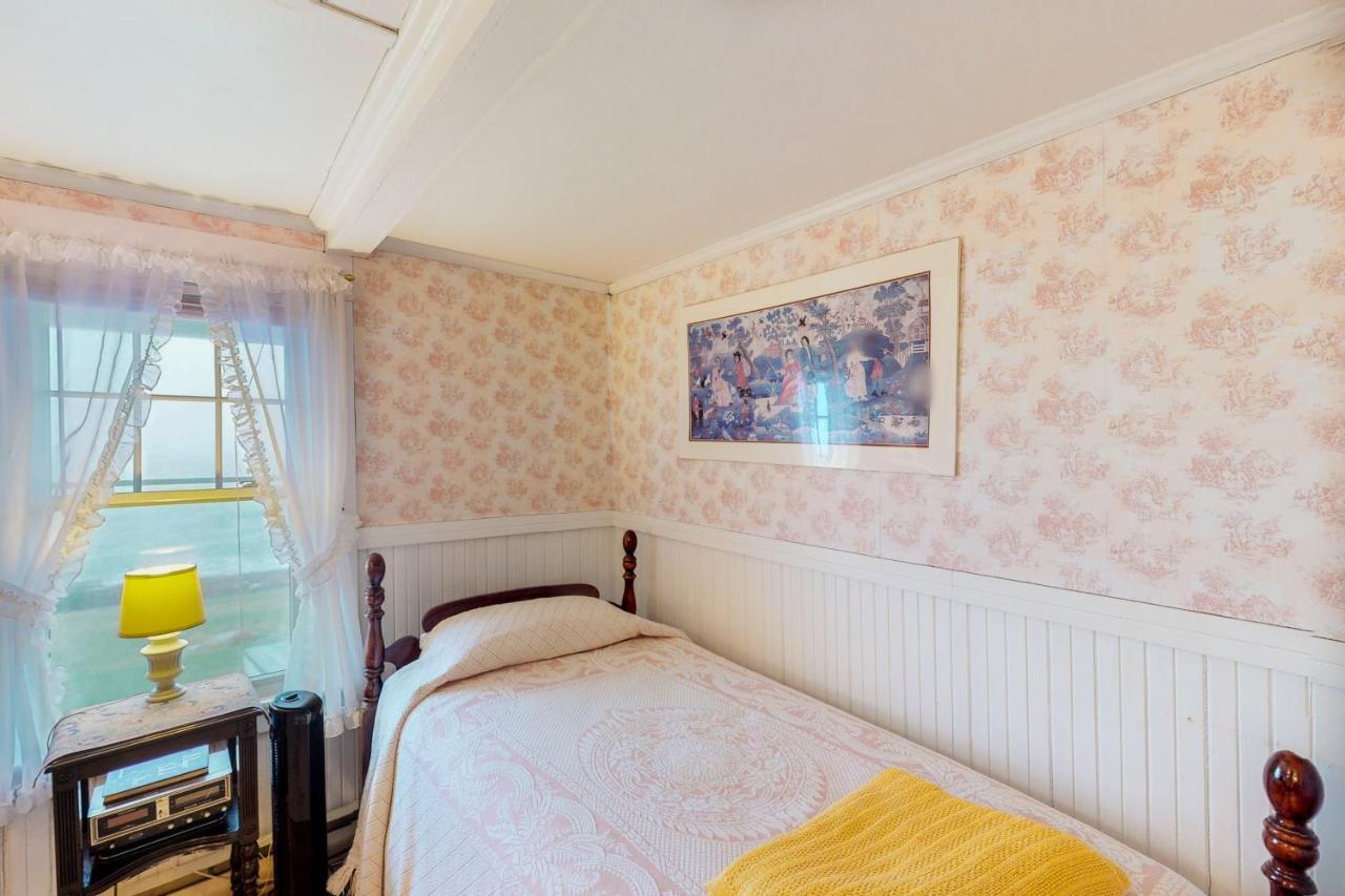 Andrews Point Ocean Home ロックポート エクステリア 写真